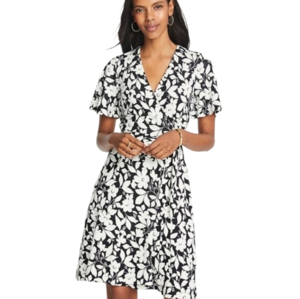 Ann Taylor Woman's Floral Black White Wrap Knee Length Dress Size 6 Black White